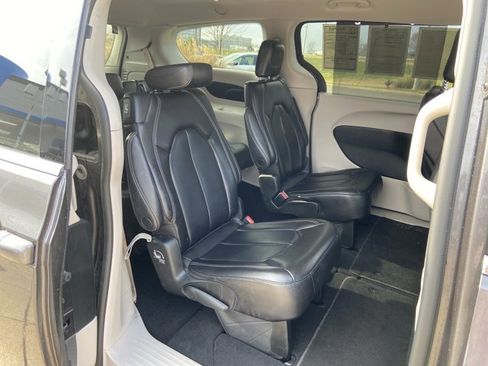 Used 2023 Chrysler Pacifica Touring-L image 13