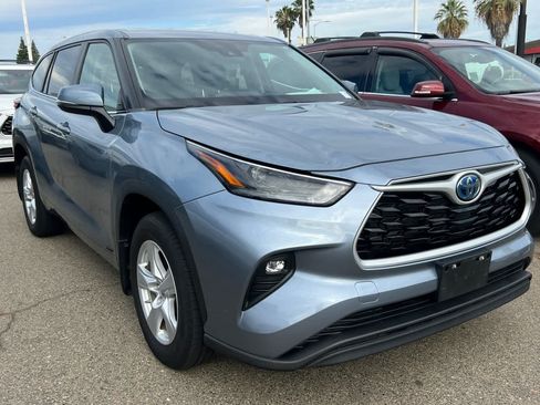 Used 2023 Toyota Highlander LE AWD/4WD image 3