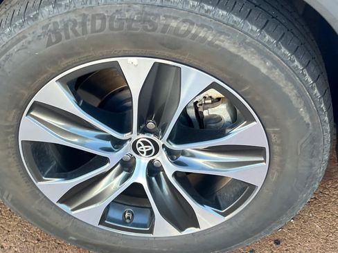 Used 2024 Toyota Highlander XLE AWD/4WD image 15