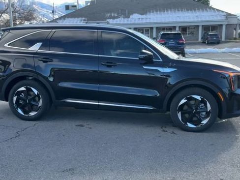 Certified 2025 Kia Sorento EX w/ EX Panoramic Sunroof Package image 8