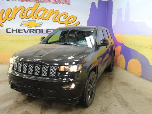 Used 2021 Jeep Grand Cherokee Laredo X AWD/4WD image 4