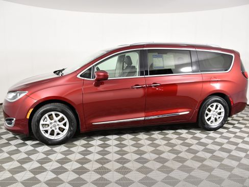 Used 2020 Chrysler Pacifica Touring-L FWD image 9