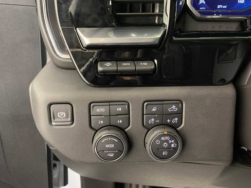 Used 2025 Chevrolet Silverado 1500 LTZ AWD/4WD image 7