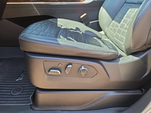 Certified 2025 Cadillac Escalade Sport Platinum w/ LPO, Floor Liner Package AWD/4WD image 17