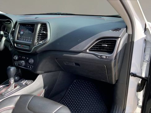 Used 2020 Jeep Cherokee Trailhawk w/ Cold Weather Group AWD/4WD image 16