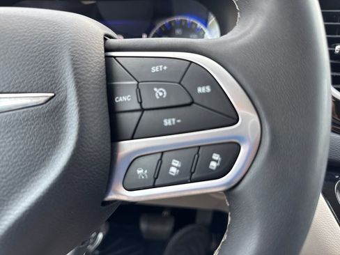 Used 2022 Chrysler Pacifica Touring-L image 16