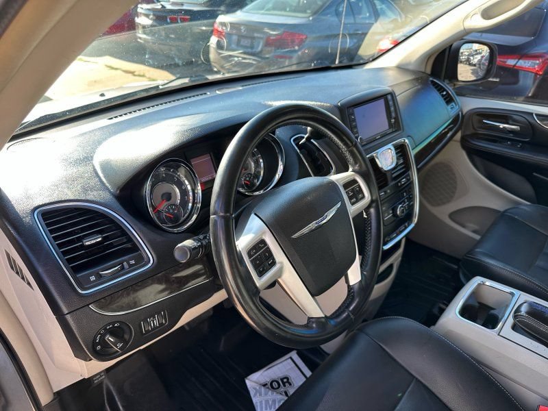 Used 2014 Chrysler Town & Country Touring FWD image 30