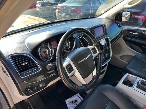 Used 2014 Chrysler Town & Country Touring FWD image 30