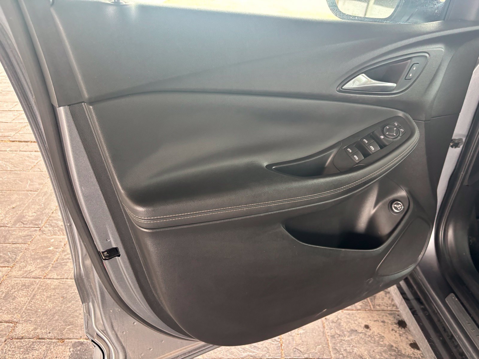 Used 2020 Buick Encore GX Select w/ Sport Touring Package FWD image 9