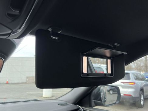 Used 2025 Jeep Grand Cherokee L Laredo image 33