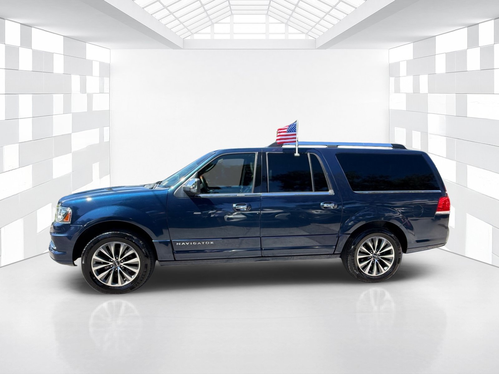 Used 2017 Lincoln Navigator L Select RWD image 4