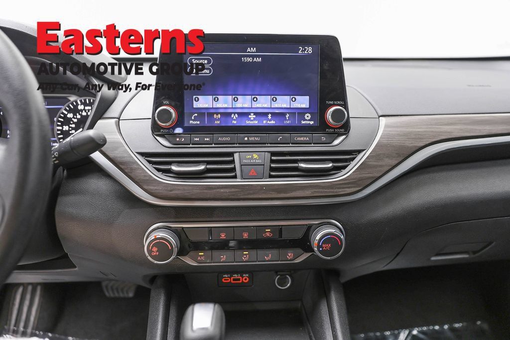Used 2025 Nissan Altima 2.5 SV FWD image 12