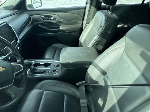 Used 2023 Chevrolet Traverse LT image 9