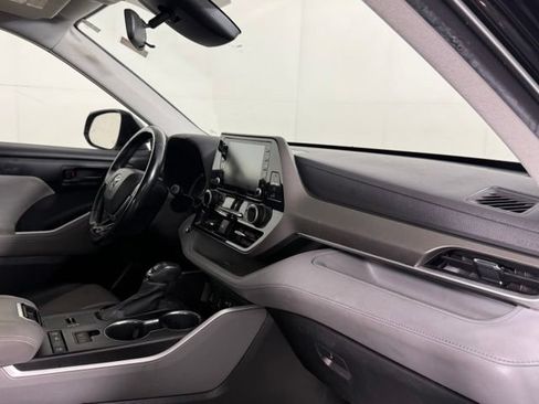 Used 2021 Toyota Highlander LE FWD image 30