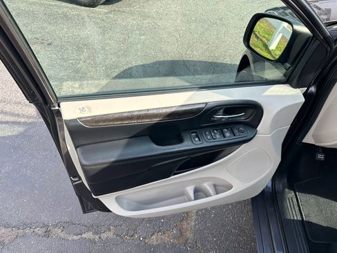 Used 2019 Dodge Grand Caravan SE w/ UConnect Hands-Free Group image 36