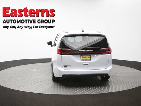Used 2023 Chrysler Pacifica Touring-L FWD image 37