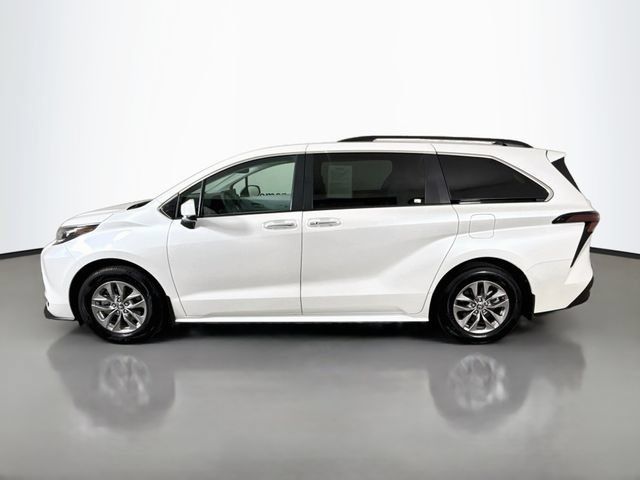 Used 2025 Toyota Sienna XLE FWD image 4