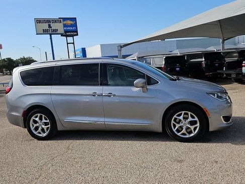 Used 2020 Chrysler Pacifica Touring-L Plus w/ Tire & Wheel Group FWD image 9