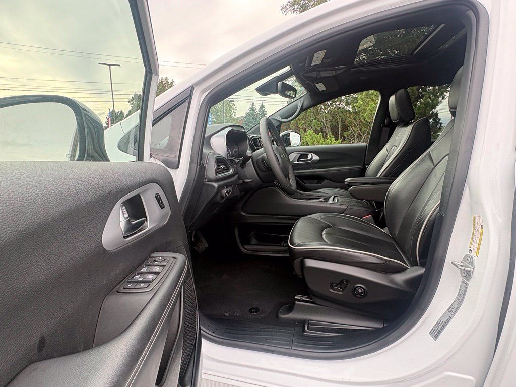 Used 2025 Chrysler Pacifica Limited FWD image 22