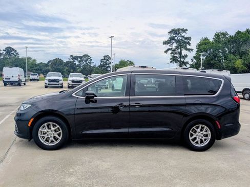 Used 2024 Chrysler Pacifica Touring-L image 9