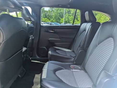 Used 2022 Toyota Highlander XSE AWD/4WD image 17