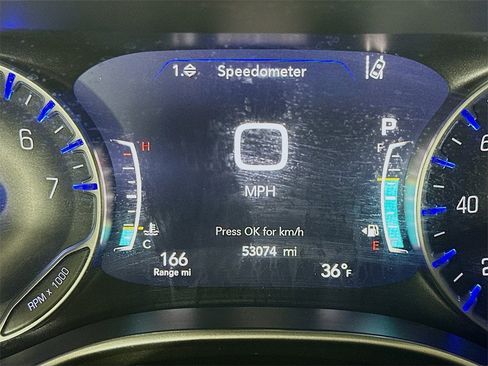 Used 2023 Chrysler Pacifica Touring-L image 15