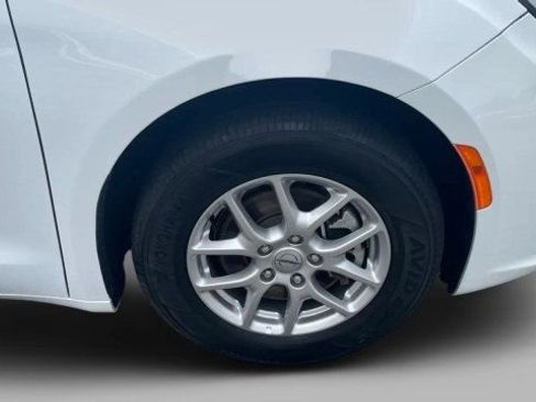 Used 2024 Chrysler Pacifica Touring-L FWD image 21