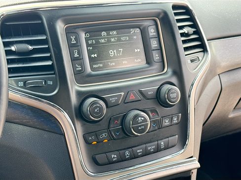 Used 2017 Jeep Grand Cherokee Laredo AWD/4WD image 9