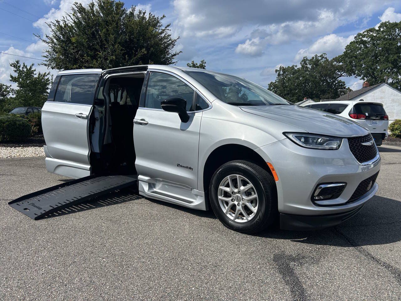 Used 2024 Chrysler Pacifica Touring-L FWD image 1