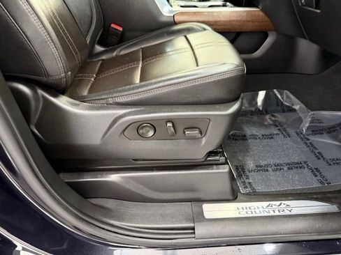 Used 2022 Chevrolet Silverado 1500 High Country w/ Technology Package image 18