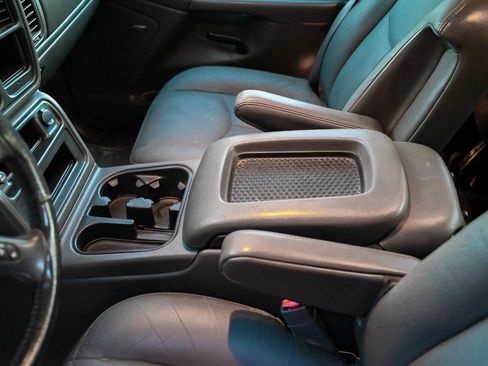 Used 2006 GMC Sierra 2500 SLT w/ Heavy-Duty Power Package AWD/4WD image 93