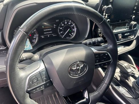 Used 2021 Toyota Highlander XSE FWD image 20