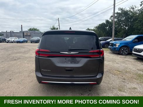 Used 2023 Chrysler Pacifica Touring-L FWD image 3