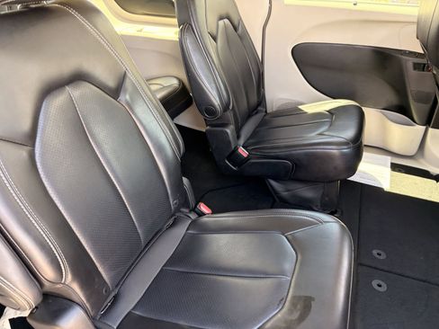 Used 2023 Chrysler Pacifica Touring-L FWD image 13