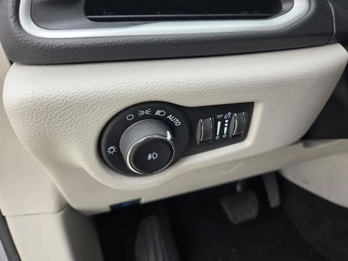 Used 2024 Chrysler Pacifica Touring-L FWD image 17