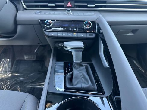 Used 2024 Hyundai Elantra SEL w/ Convenience Package FWD image 11