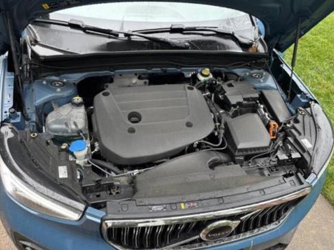 Used 2023 Volvo XC40 B5 Plus AWD/4WD image 6