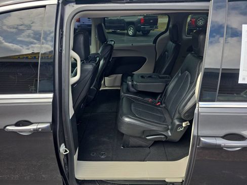 Used 2018 Chrysler Pacifica Touring-L Plus image 11