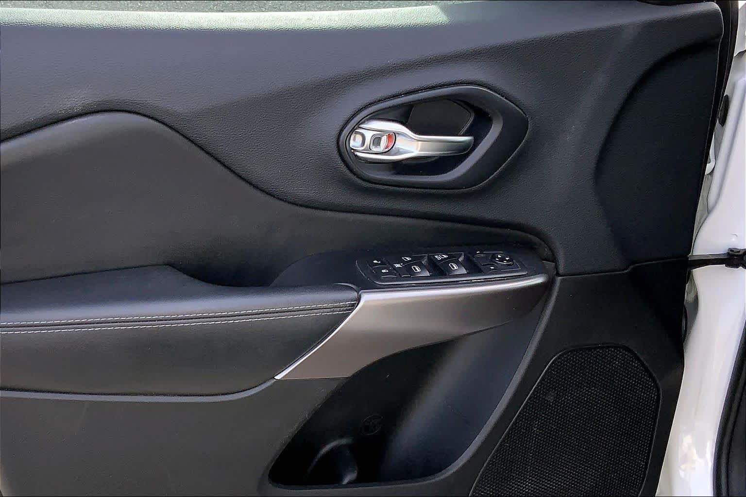Used 2019 Jeep Cherokee Latitude w/ Cold Weather Group FWD image 20