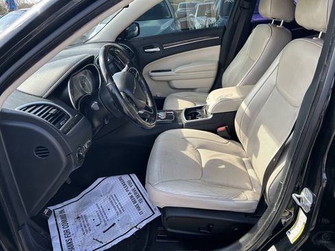 Used 2018 Chrysler 300 Limited RWD image 10