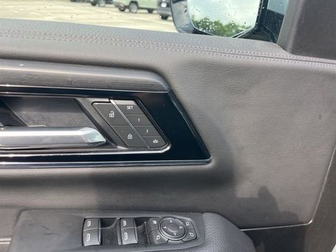 Used 2025 GMC Yukon Denali AWD/4WD image 17