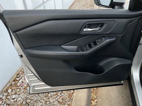 Used 2025 Nissan Rogue SV image 12