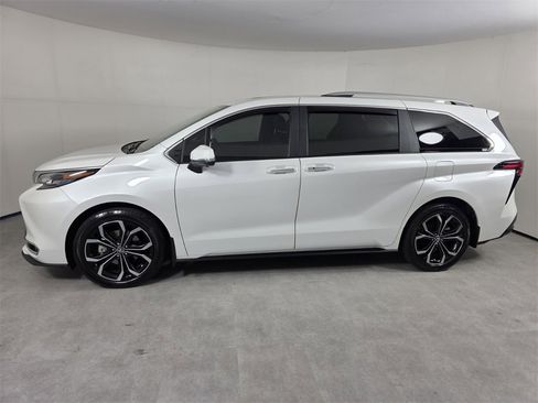 Used 2025 Toyota Sienna Platinum image 7