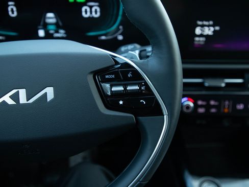 Used 2023 Kia Niro EX w/ EX Cold Weather Package FWD image 25