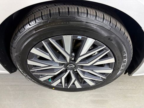 Used 2024 Nissan Altima 2.5 SV FWD image 11