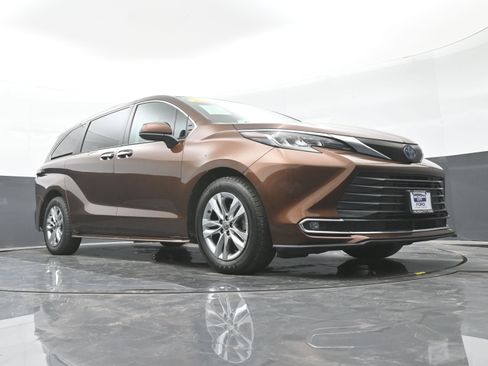 Used 2022 Toyota Sienna XLE image 40