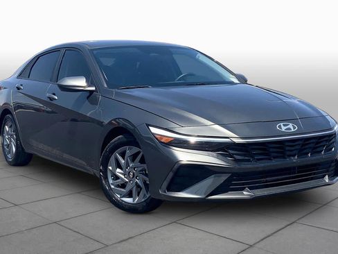 Used 2024 Hyundai Elantra SEL FWD image 3
