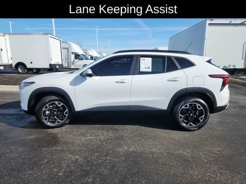 Used 2025 Chevrolet Trax LT w/ LT Convenience Package image 4