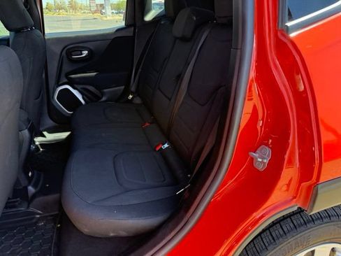 Used 2018 Jeep Renegade Latitude w/ Popular Equipment Group AWD/4WD image 31
