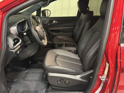 New 2026 Chrysler Pacifica Select FWD image 13